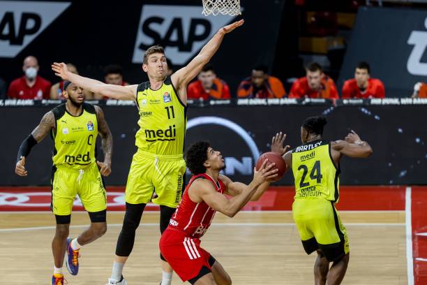 还在防守端 还在防守端